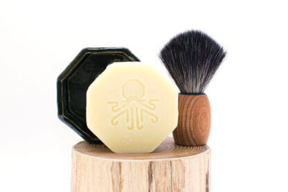 Kit Rasage Homme avec du savon Barbe apapa, d'un blaireau en fibre synthétique et d'un porte savon en céramique